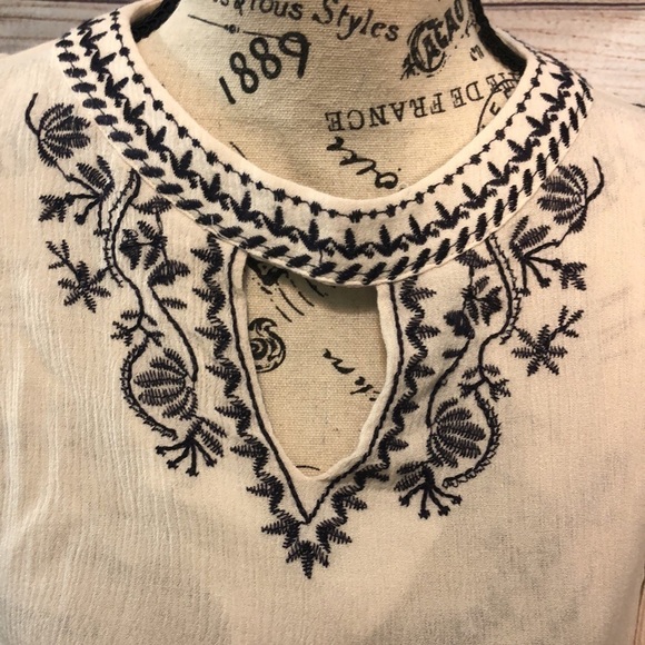 She + Sky Cold Shoulder Top Embroidered Size Medium Boho - Picture 2 of 10